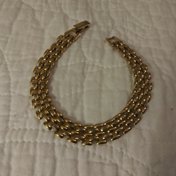 Jewelry - Goldtone Braclet